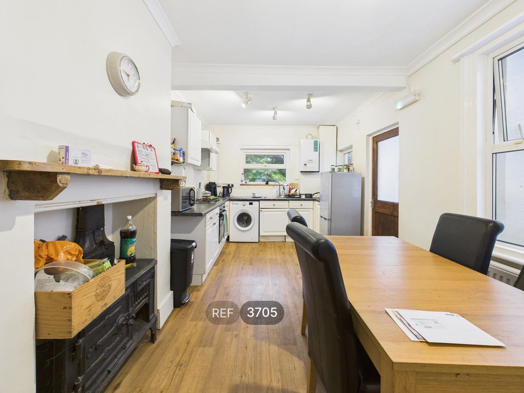 Property photo 3 of 12 Kitchen