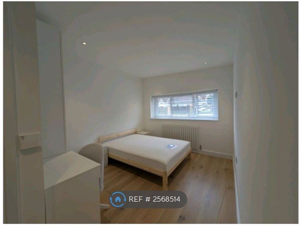 Property photo 3 of 16 Double Bedroom With Ensuite