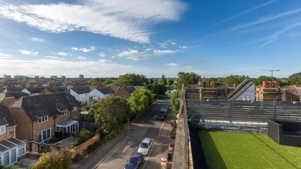 Property photo 3 of 14 Southchurch Park Views
