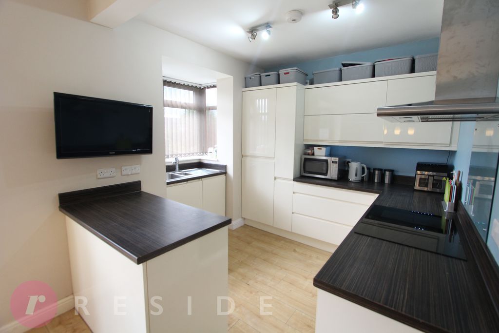 Property photo 3 of 16 Kitchen