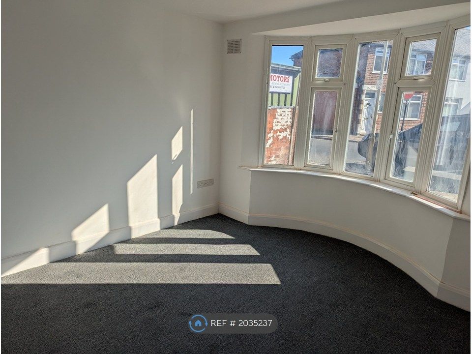 Property photo 2 of 14 Lounge