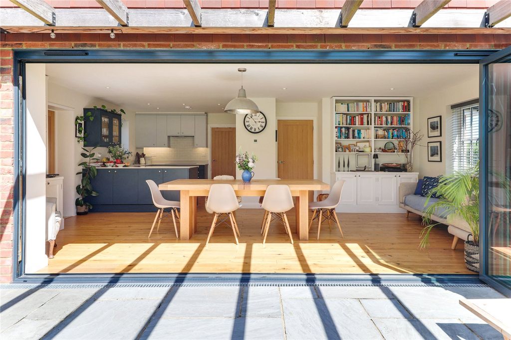 Property photo 2 of 14 Kitchen/Breakfast