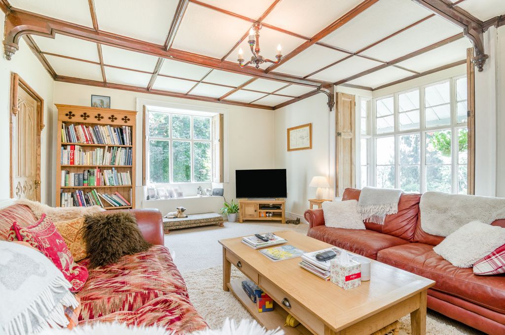 Property photo 3 of 28