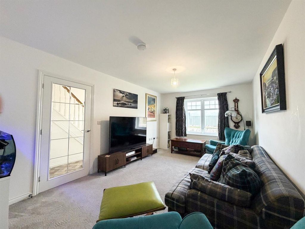 Property photo 2 of 19 Lounge