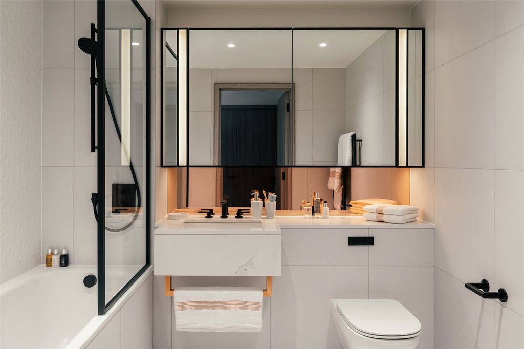 Property photo 3 of 19 Bathroom