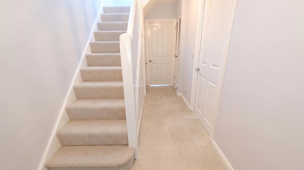 Property photo 2 of 22 Entrance Hallway