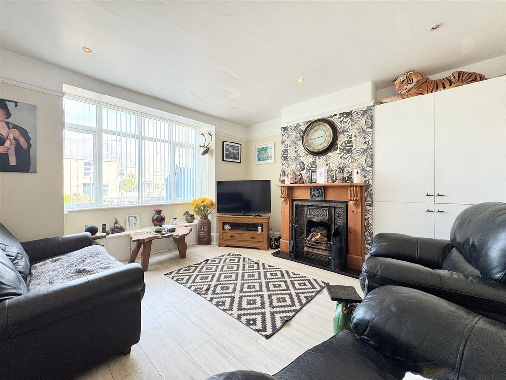 Property photo 2 of 30 Lounge