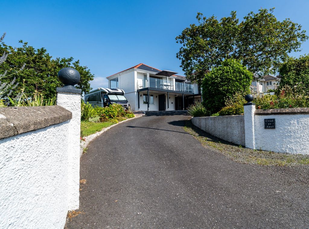 Property photo 3 of 44