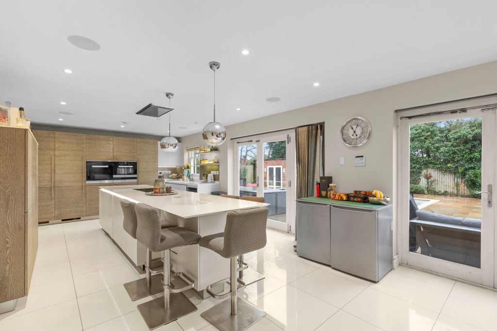 Property photo 3 of 32 12 Chilterns Park, Sl8 5Lb (Low Res)-19