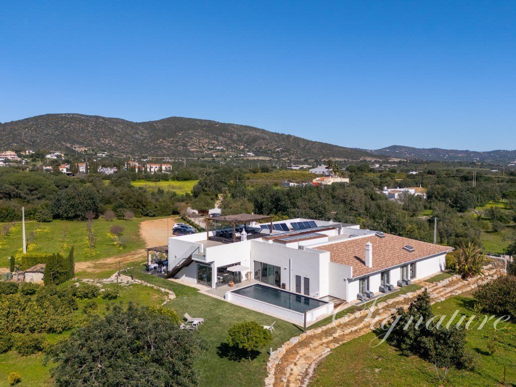 Property photo 1 of 60 Modern Nine-Bedroom Bed And Breakfast Set In The Peaceful And Tranquil Countryside Of Santa Bárbara