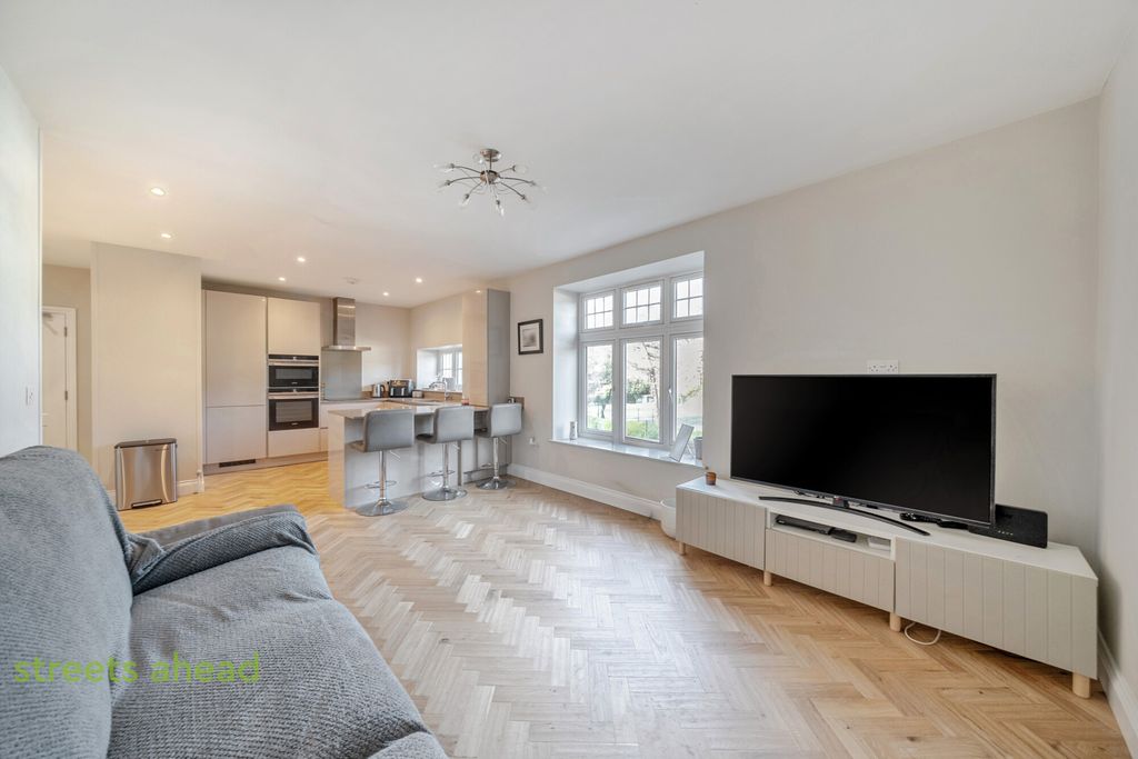 Property photo 2 of 18 A85Fed02-Cf35-498...