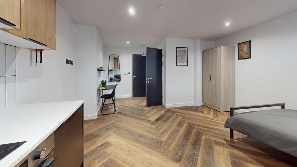Property photo 3 of 9 A Spacious And Well-Lit Double Bedroom With Modern...