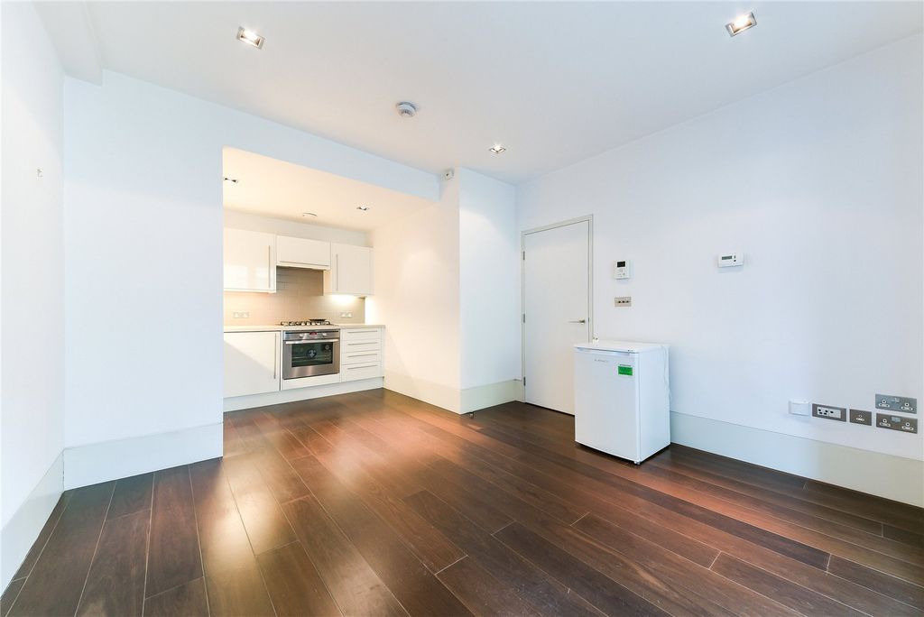 Property photo 1 of 15 Slingsby Place