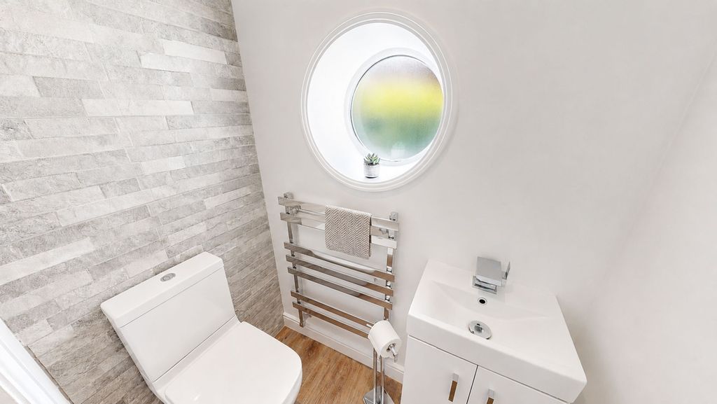 Property photo 3 of 21 WC
