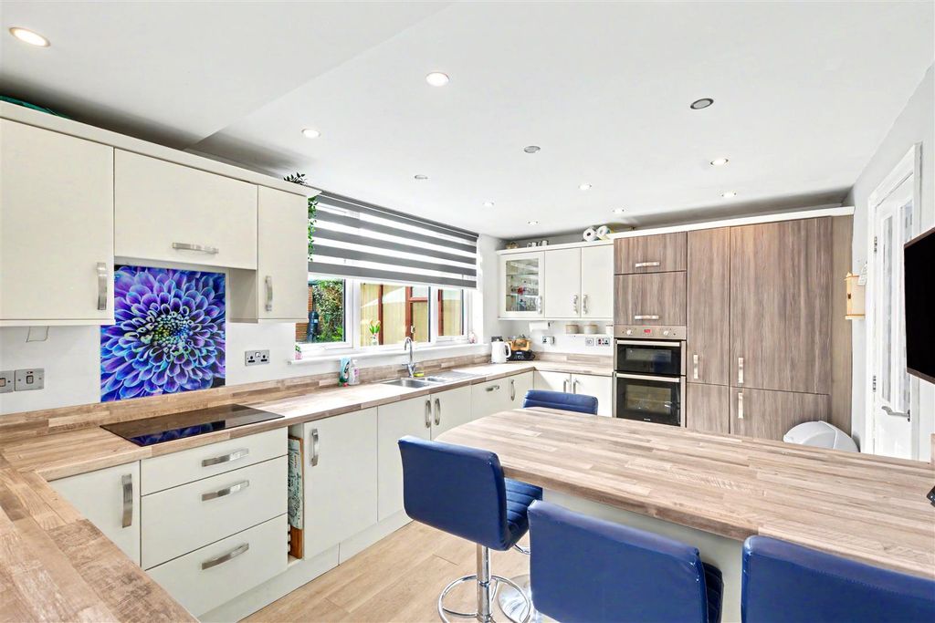 Property photo 3 of 28 Kitchen (1).Jpeg