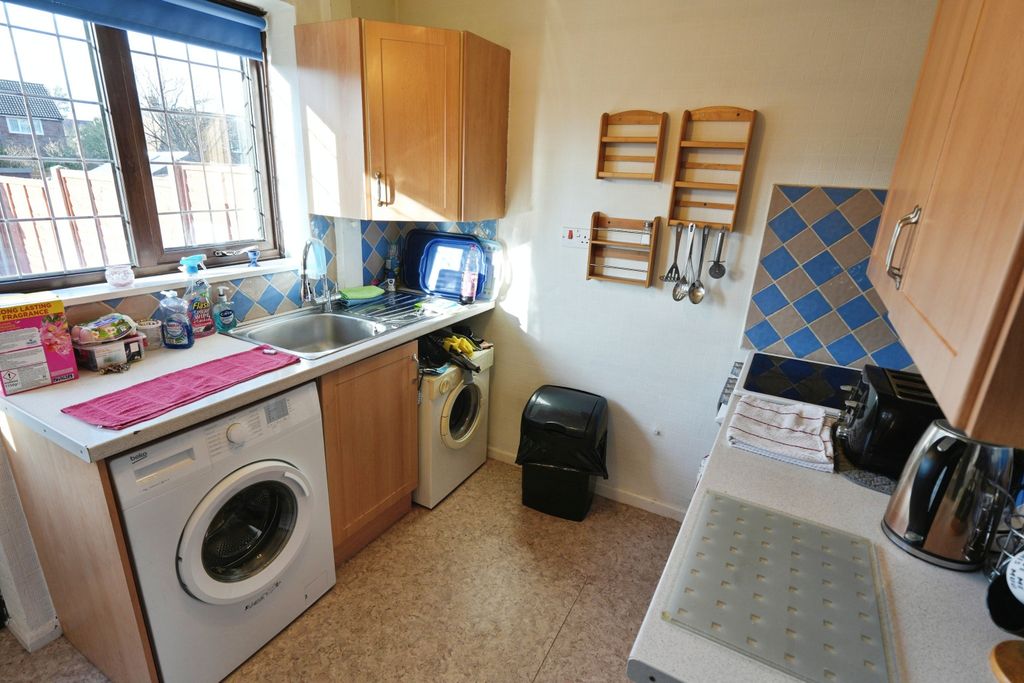 Property photo 3 of 10 Kitchen