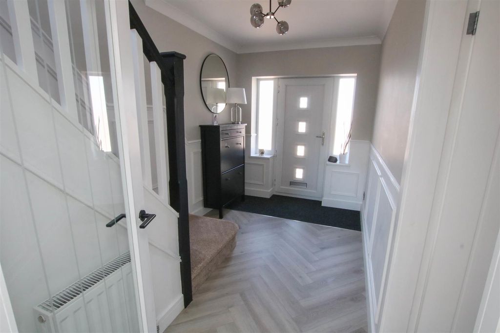 Property photo 2 of 17 Entrance Hall