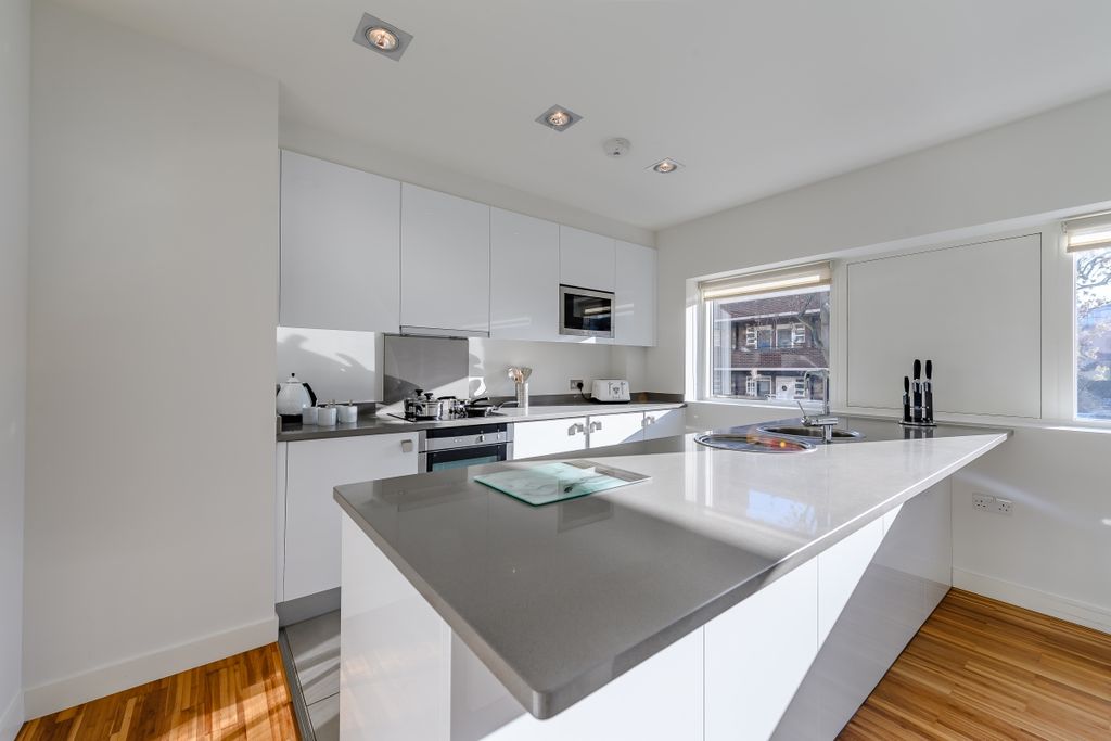 Property photo 3 of 17 8451019-Interior23