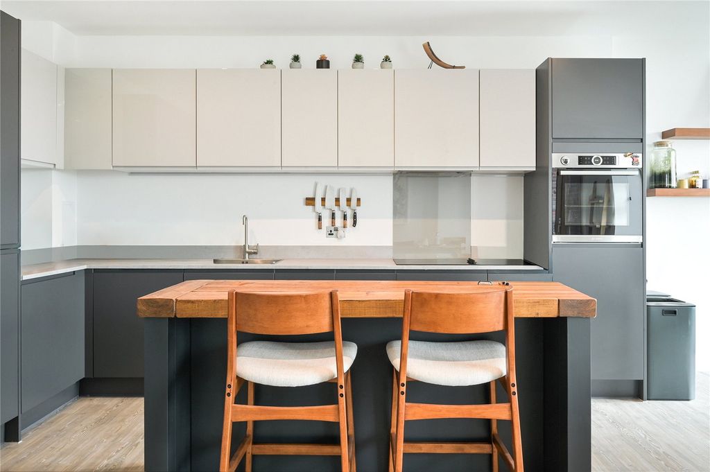 Property photo 1 of 23 Crane Court