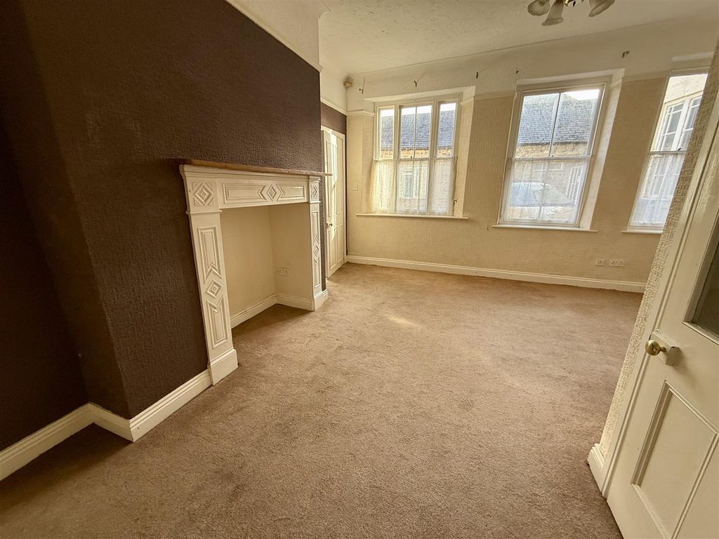 Property photo 2 of 8 Lounge