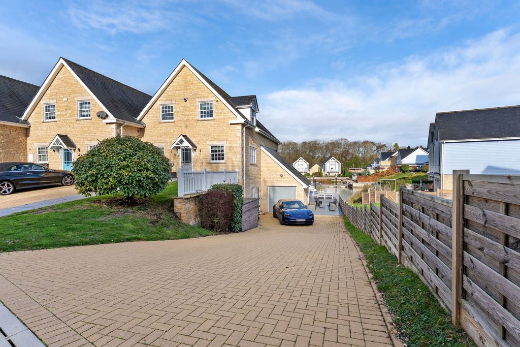 Property photo 1 of 33