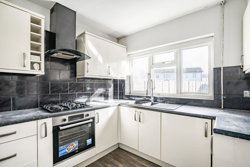Property photo 3 of 11 Kitchen