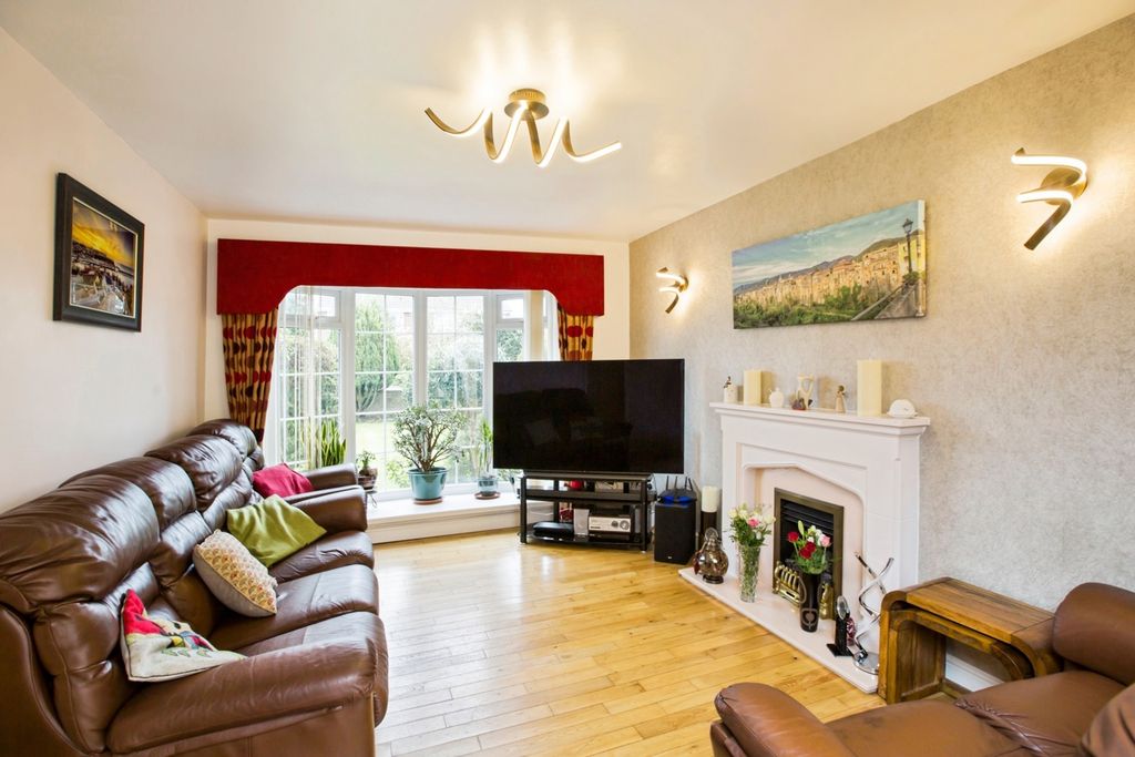 Property photo 2 of 23 Lounge