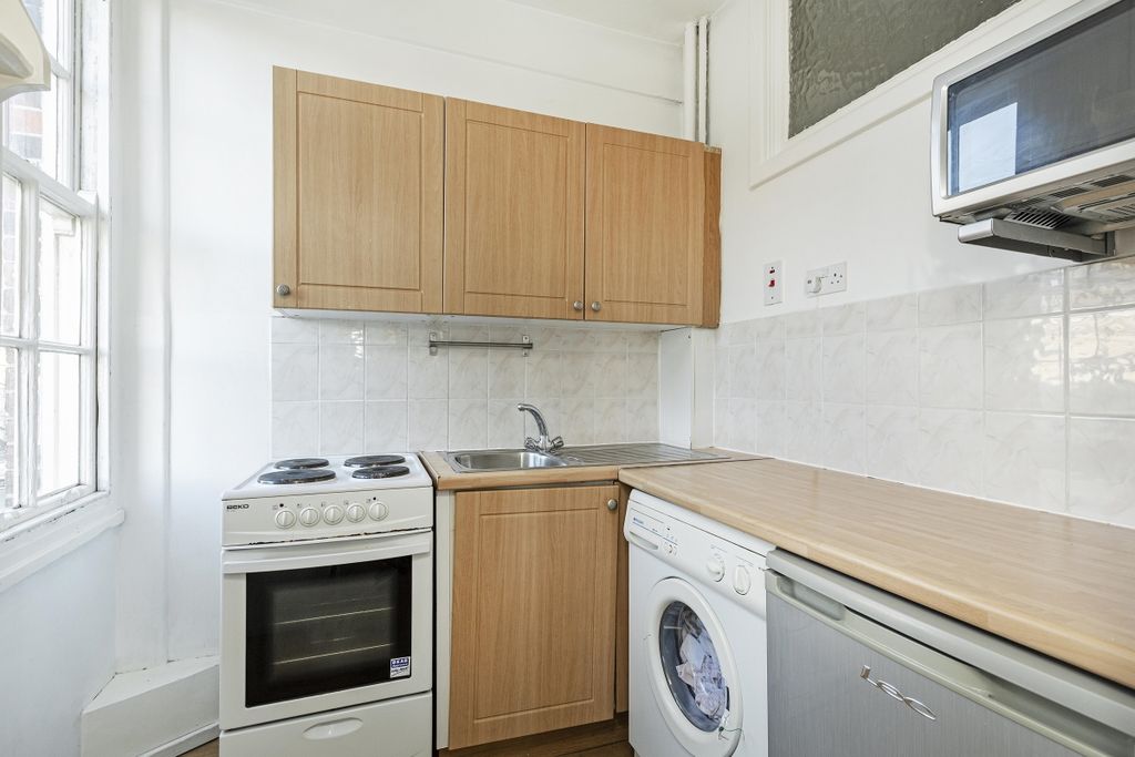 Property photo 3 of 6 Kitchen