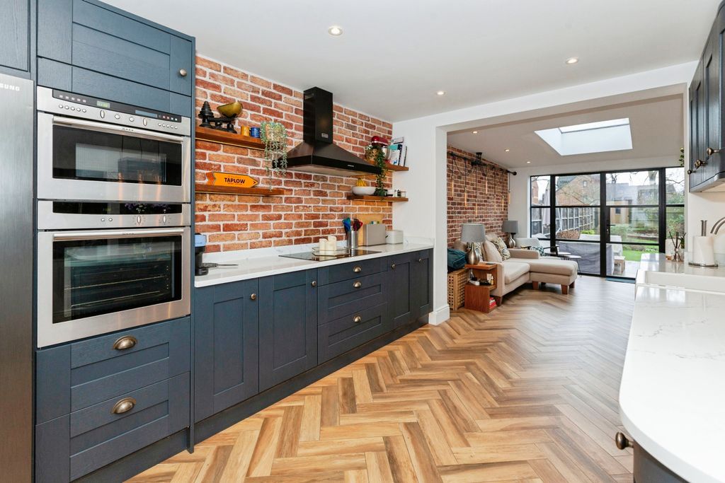 Property photo 3 of 18 Kitchen