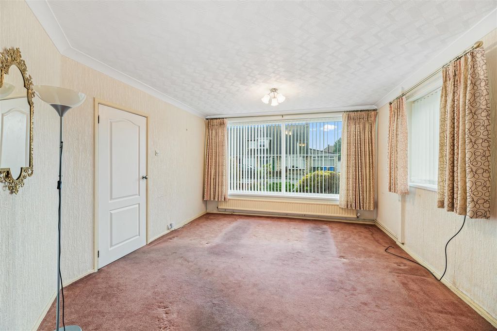 Property photo 3 of 15 Lounge/Dining