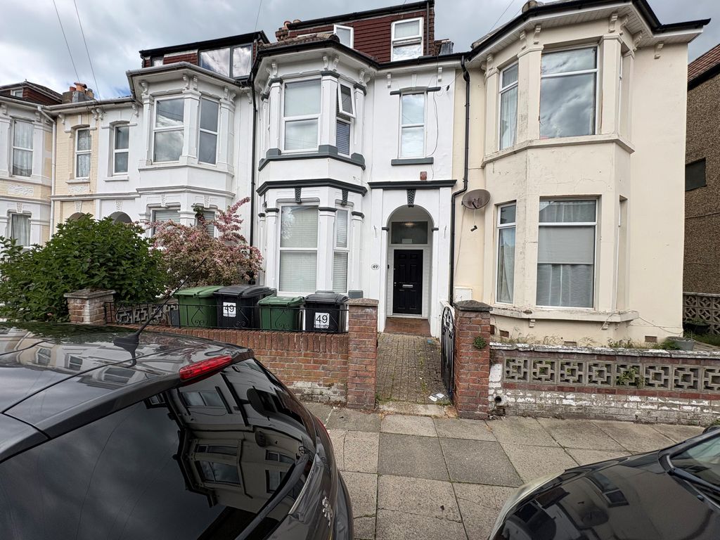 Property photo 1 of 7 Worthing Road Front