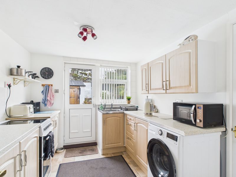 Property photo 3 of 10 Kitchen