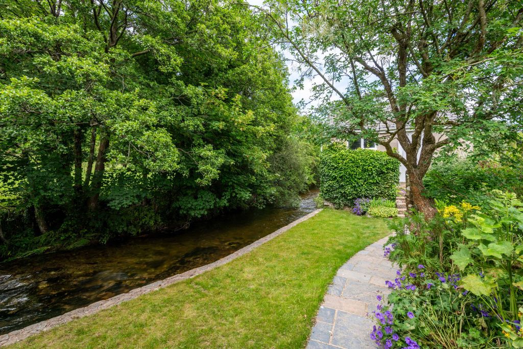 Property photo 2 of 34