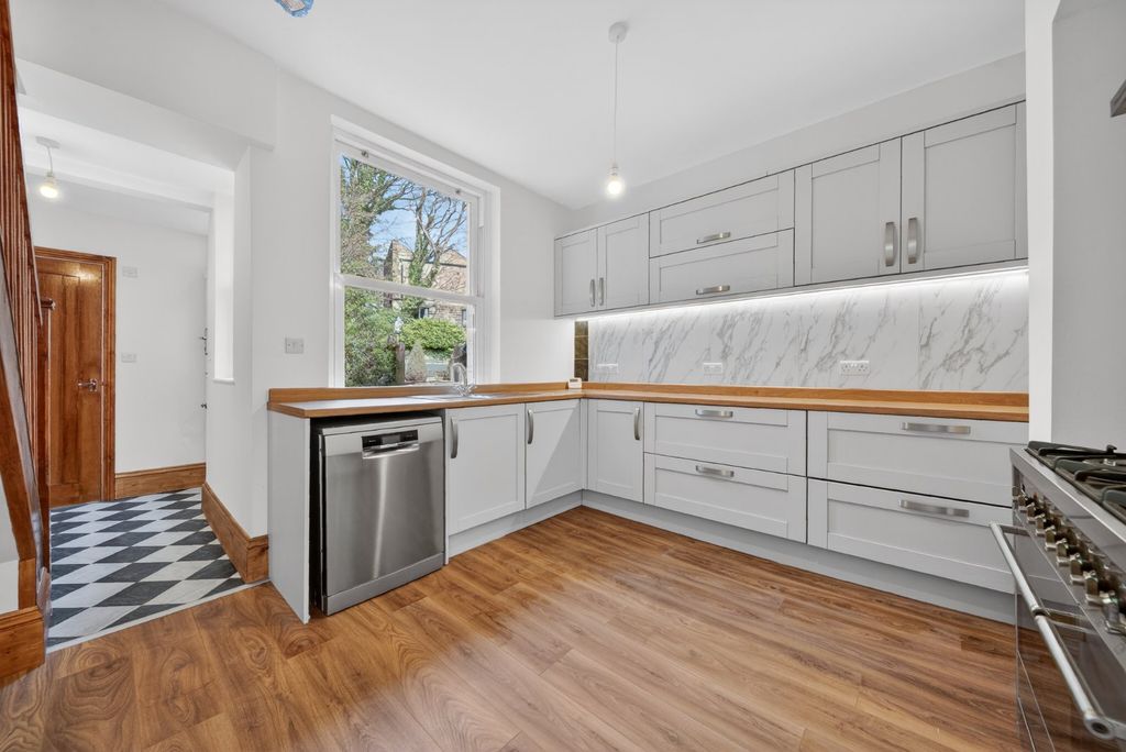 Property photo 2 of 24 Picture No. 13