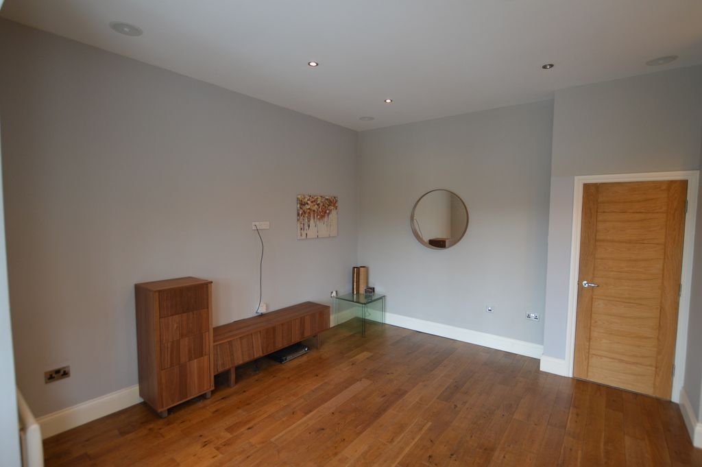 Property photo 3 of 9 Livingroom