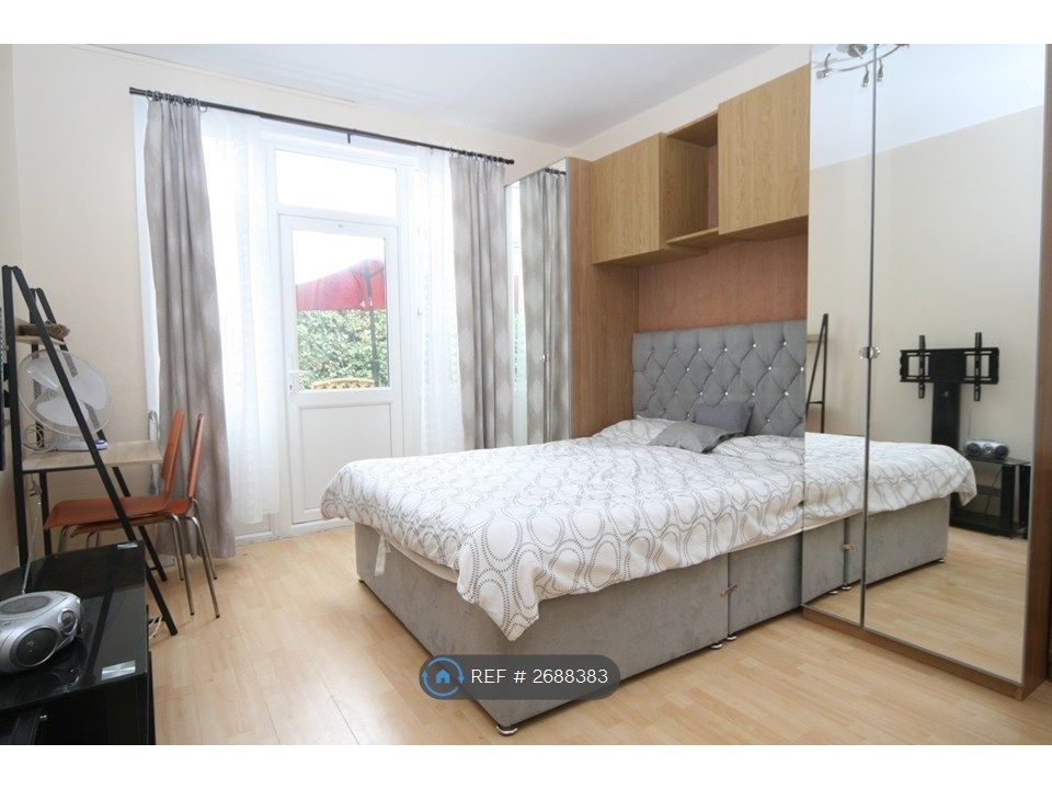 Property photo 1 of 8 Large Studio With Mirrored Cupboards