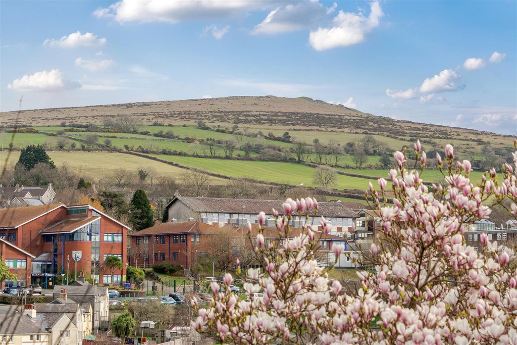 Property photo 3 of 29 High Copse Viewn..Jpg