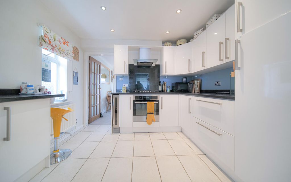 Property photo 2 of 16 Kitchen