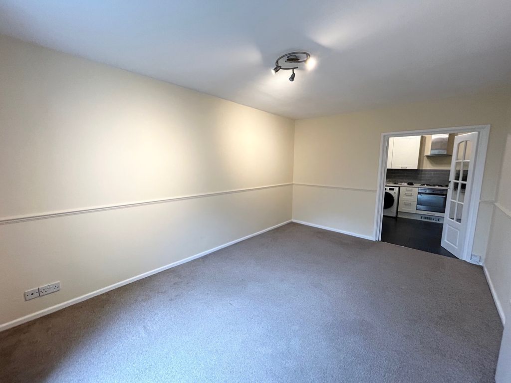 Property photo 3 of 12 Lounge