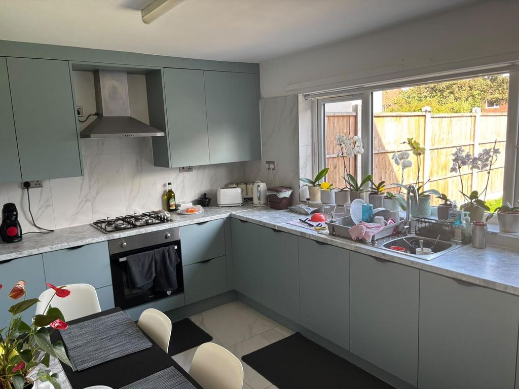 Property photo 3 of 11 Kitchen