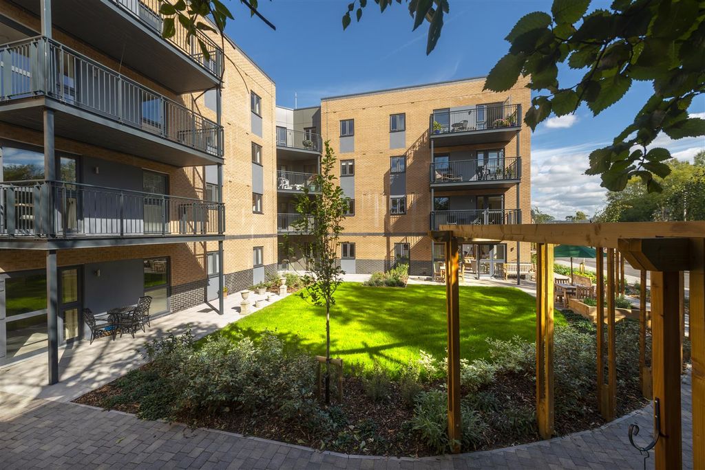 Property photo 1 of 13 Pinnoc Mews