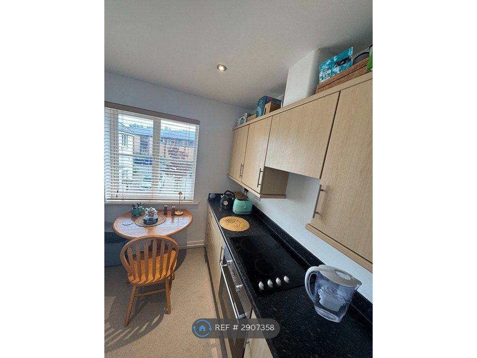 Property photo 3 of 8 Kitchen