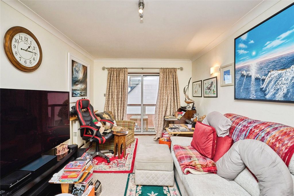 Property photo 3 of 11 Lounge