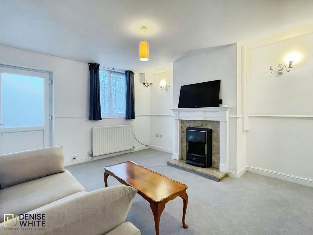 Property photo 3 of 17 Living Room