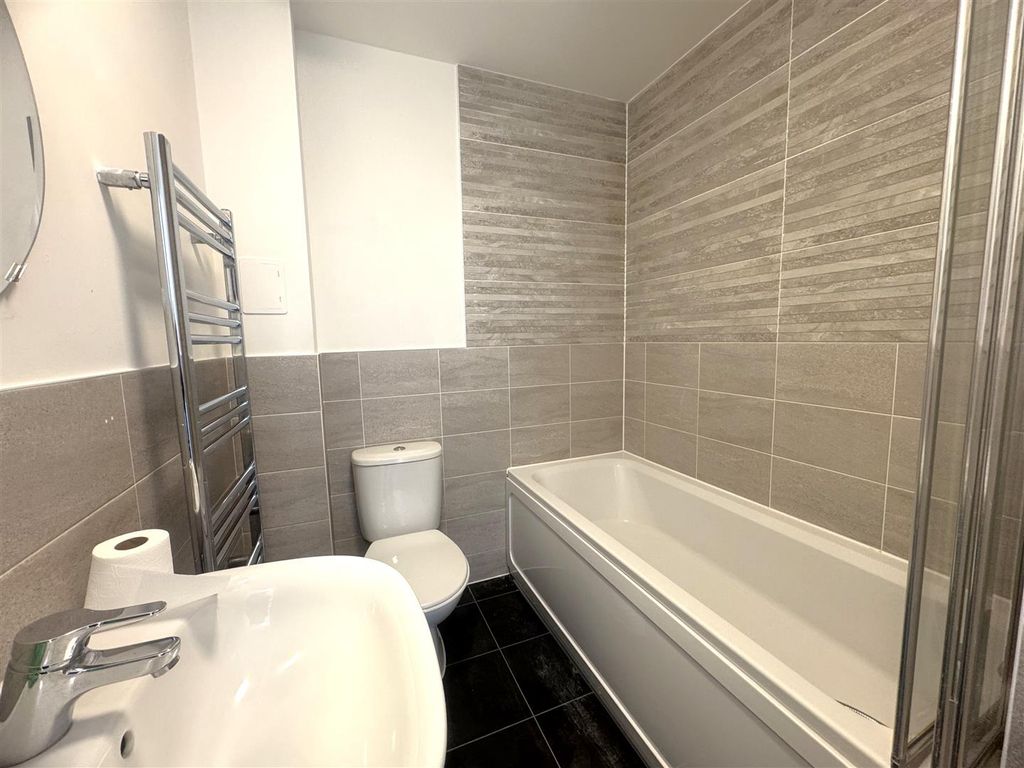 Property photo 3 of 17 Bathroom