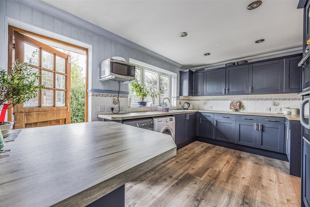 Property photo 2 of 19 59 Park Lane, Cowplain-Porticomarketing-Soldby-11.