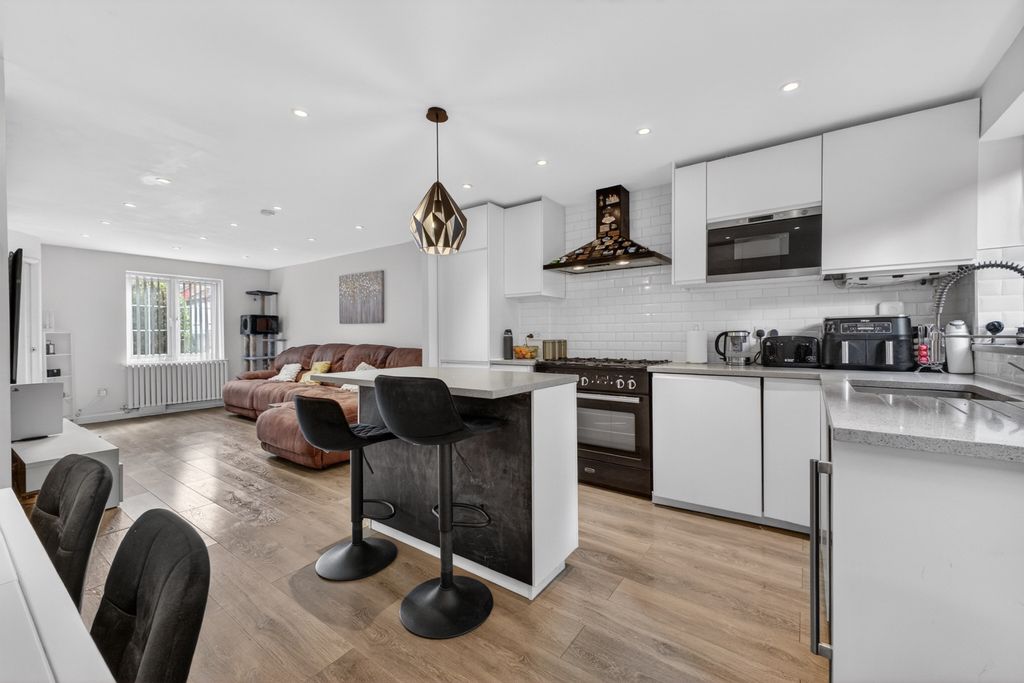 Property photo 2 of 23 5160701
