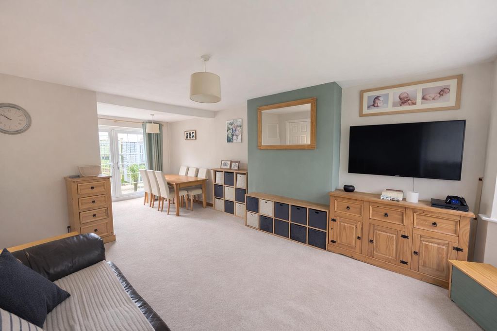 Property photo 2 of 14 8 Warburton Close - Lounge.Png