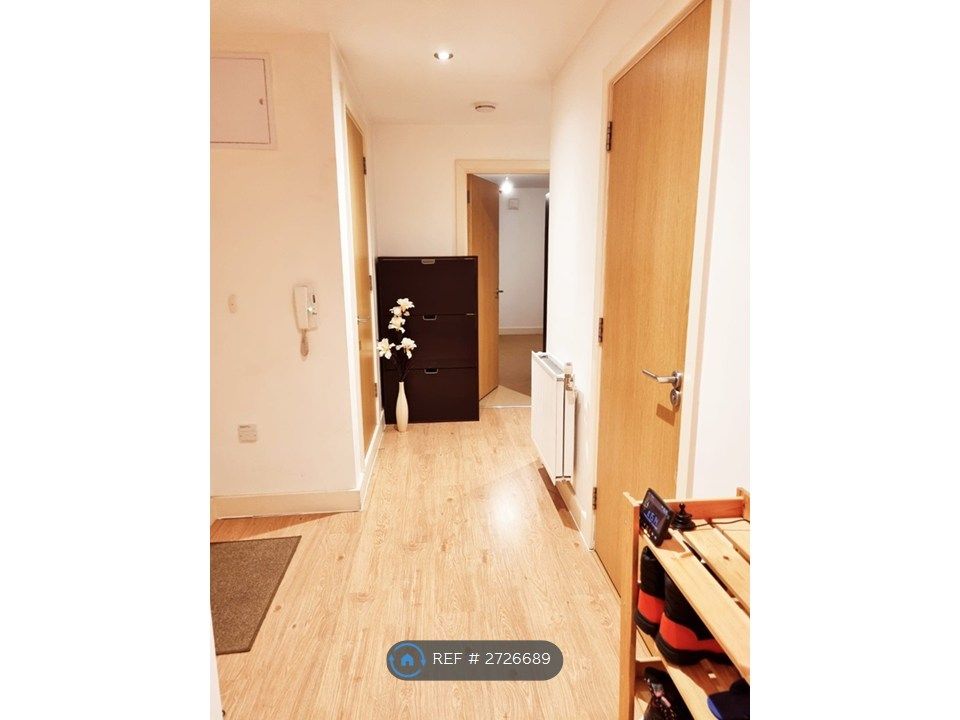 Property photo 2 of 11 Hallway