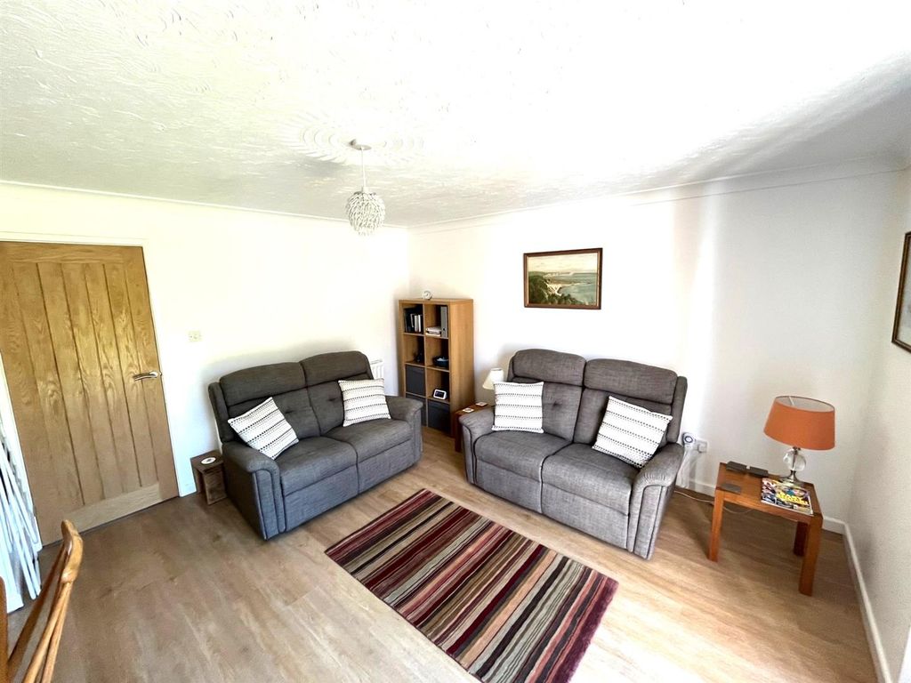 Property photo 3 of 15 4114 Lounge Area.Jpg